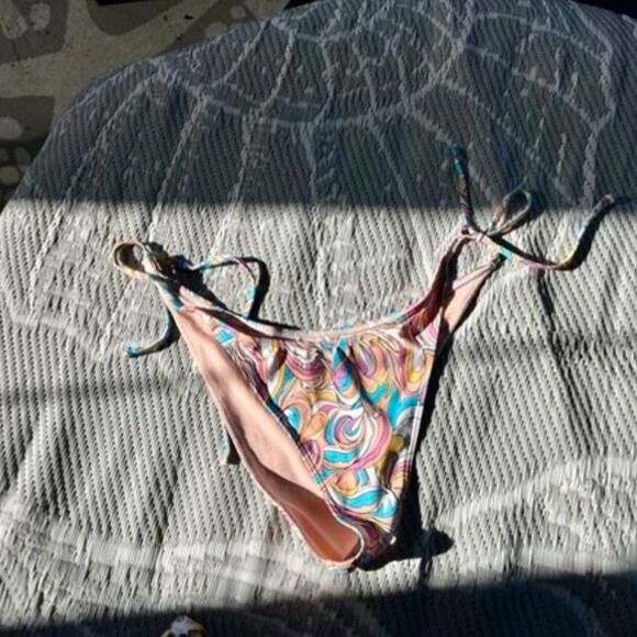 Size Large Roxy Pattern Bikini Bottoms - Picture 2 of 3